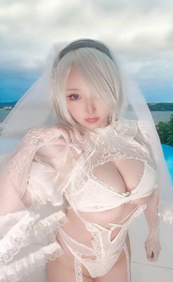 手伸进她的乳罩里揉搓着