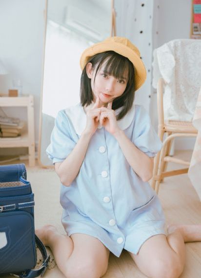 年轻的小姨子观看