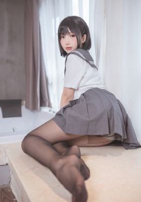 隔着衣服轻揉她的胸